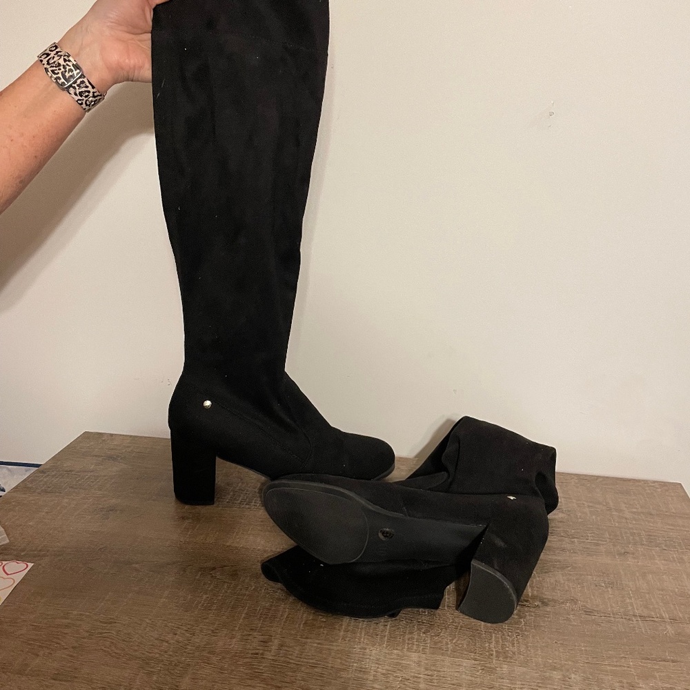 Women's size 11 DELICIOUS Brand boots.
